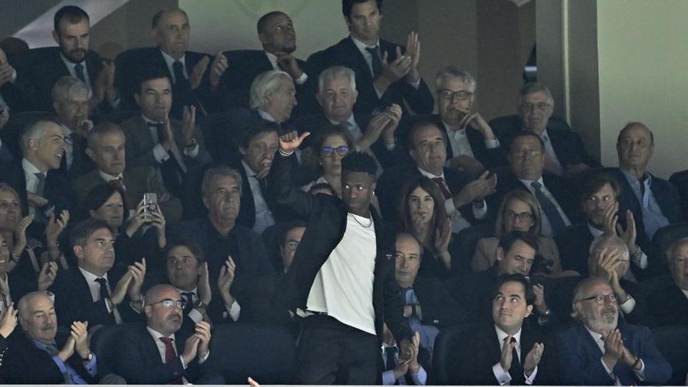 Real players & fans show support for Vinicius Jr