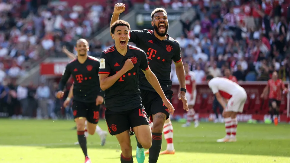 Bayern Munich wins 11th straight Bundesliga title after Borussia Dortmund draws on dramatic final day