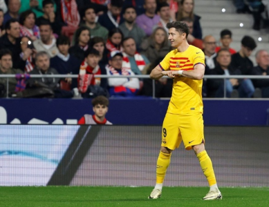 Lewandowski-powered Barca thrash Atletico to stay in title race