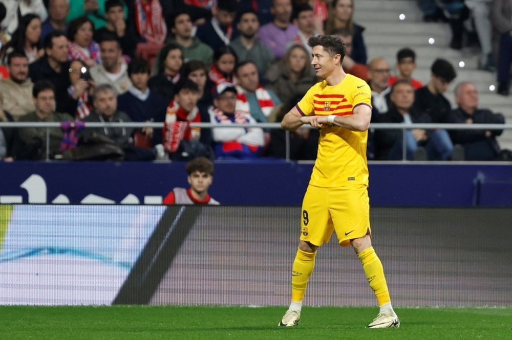 Lewandowski-powered Barca thrash Atletico to stay in title race