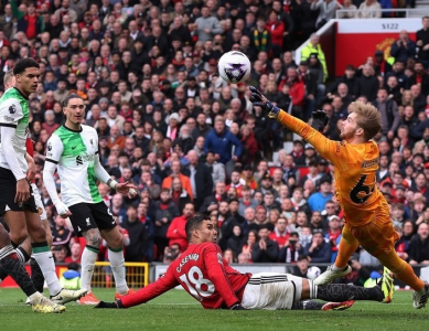 Man Utd hold Liverpool to hand Arsenal Premier League lead