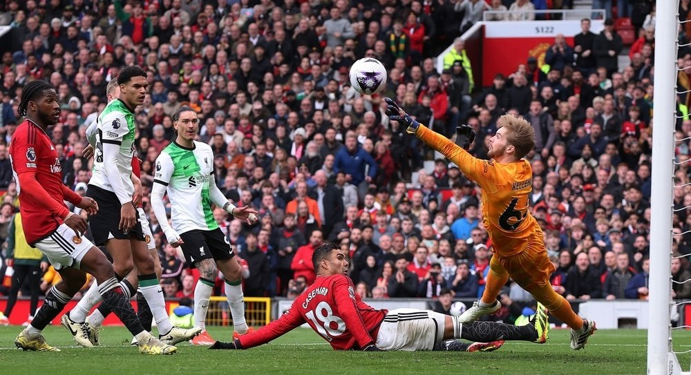 Man Utd hold Liverpool to hand Arsenal Premier League lead