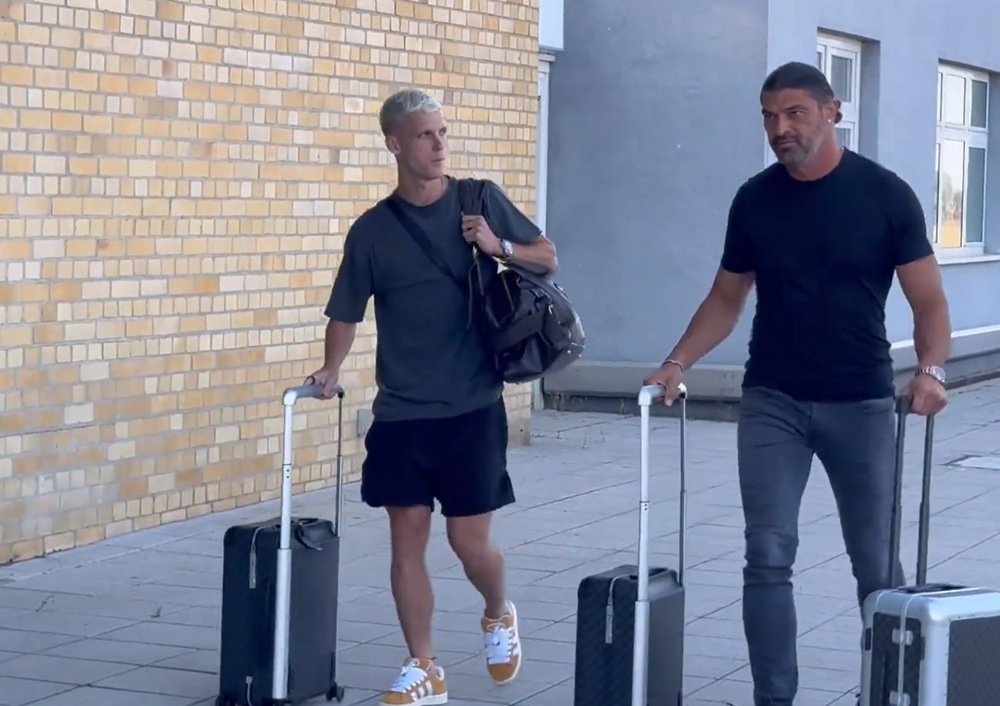 Dani Olmo spotted at airtport on his way to Barcelona