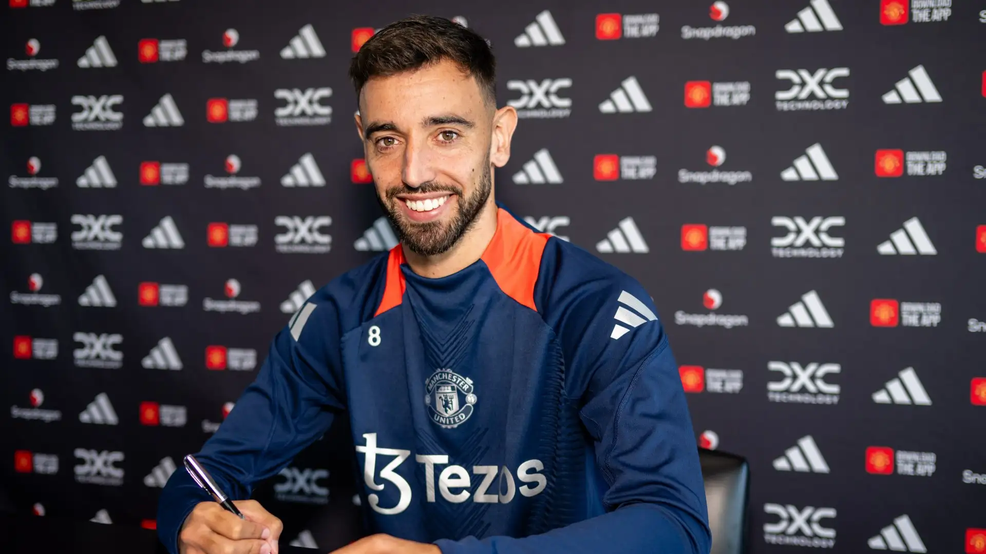 OFFICIAL: Bruno Fernandes extends Man Utd contract until 2027